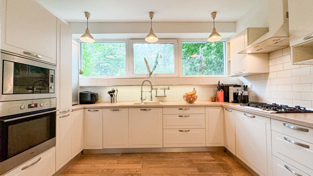 Predáme zariadený 7,5izbový rodinný dom v tichej časti Rače