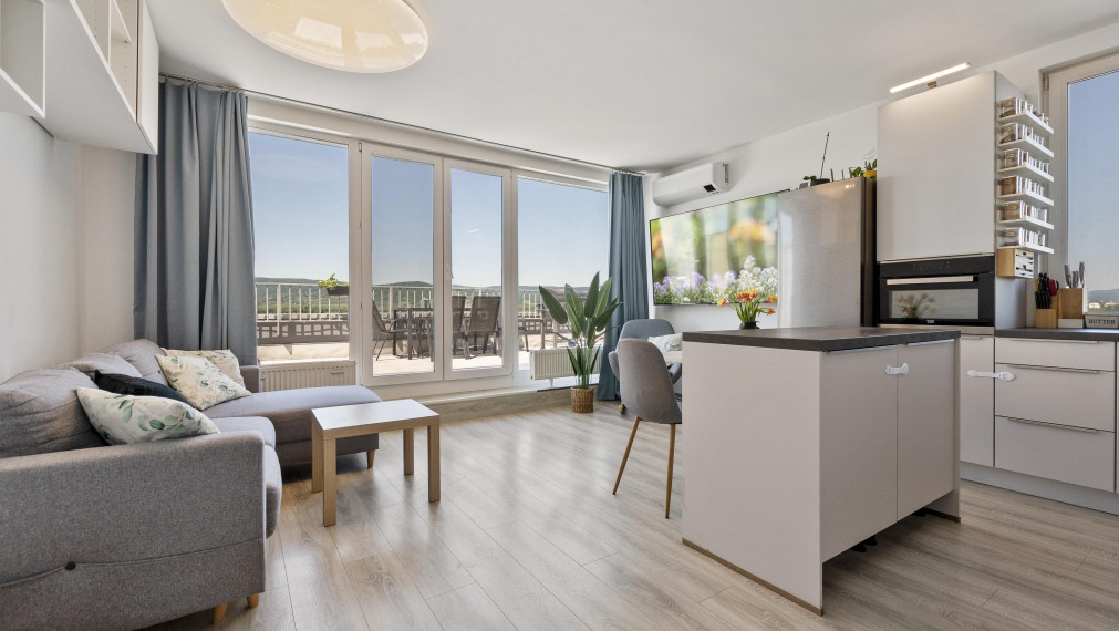 PREDANÉ moderný 4-izb byt, 2 terasy, spolu 124m2, gar.státie v cene