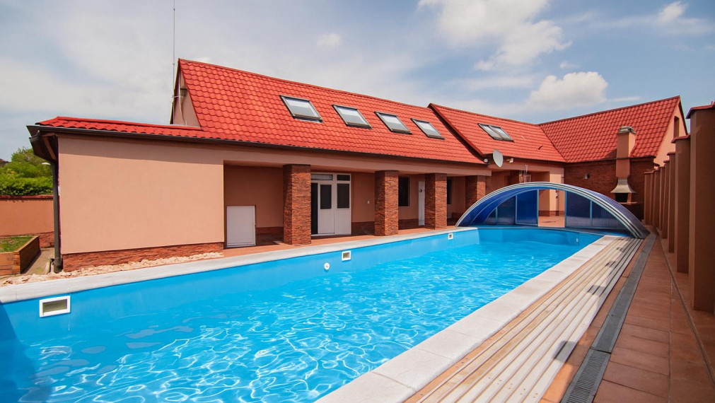 Predaj 7-izb. dom s bazénom na pozemku 561m2, Malé Leváre