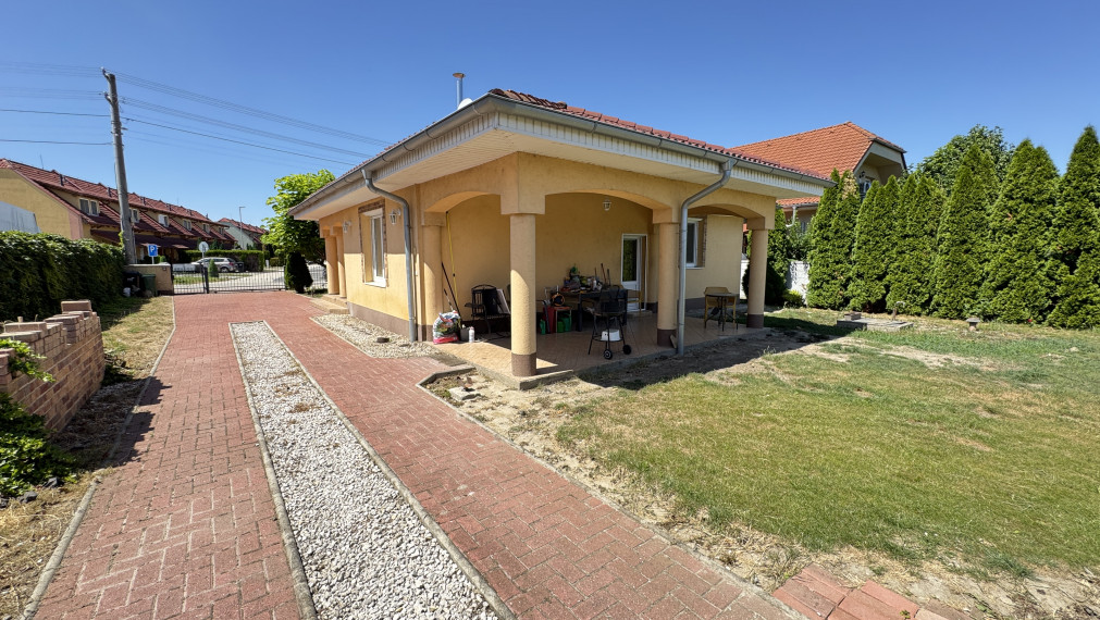 FINREALGO Znížená cena - NA PREDAJ - 3i Rodinný Dom v Trhová  Hradská so záhradou - 20 ročná stavba v tichej ulici