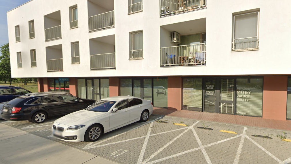 Prenajaté - obchodný priestor Moruše, 2 parkovacie státia priamo pred priestorom!