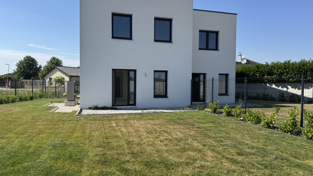 Prenájom - novostavba RD s 2 bytovými jednotkami, 102m2 úžitková plocha, 381m2 pozemok, Hrubá Borša