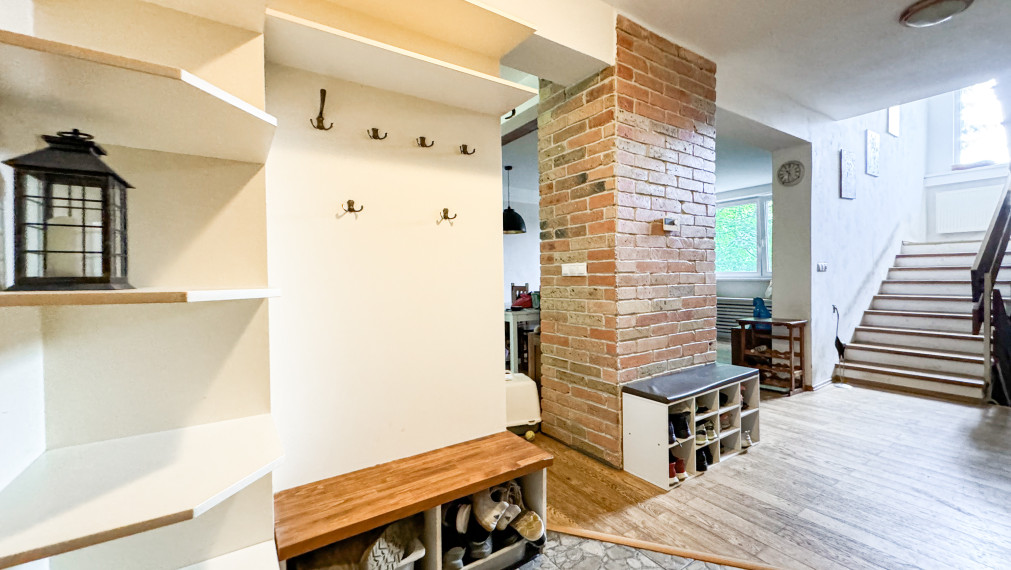 Predáme zariadený 7,5izbový rodinný dom v tichej časti Rače