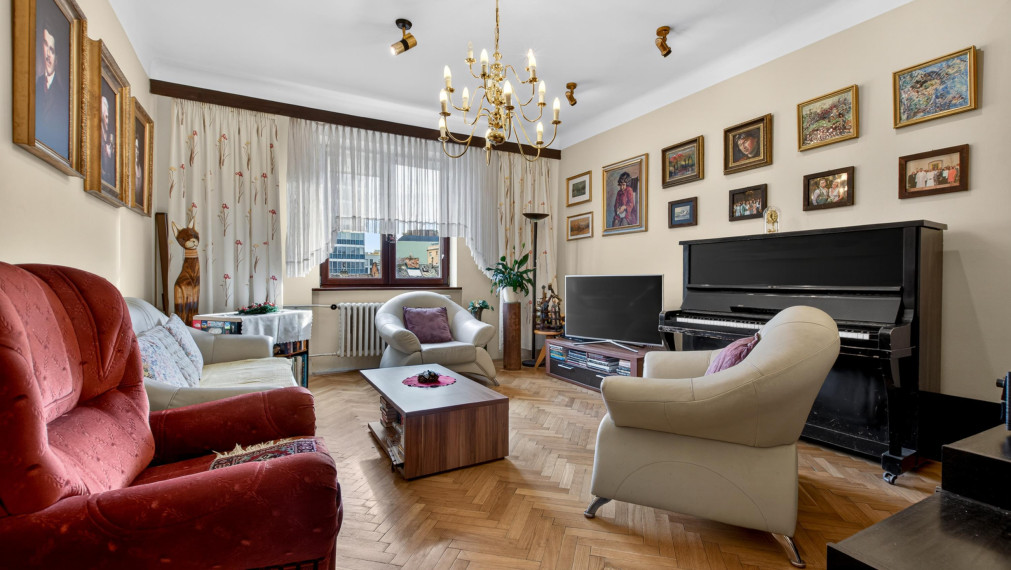 Predaj 3-izbový staromestský byt 91m2 Špitálska ul., výťah, balkón, parkovanie vo dvore!