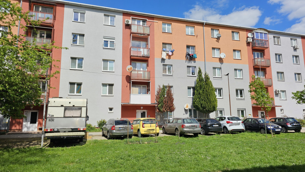 PREDAJ, 3-izbový zariadený byt, Levice