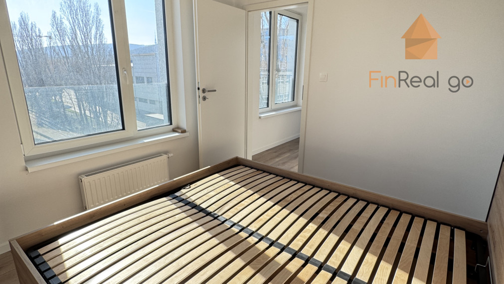 Prenájom - Úplne nový 2i byt s veľkým balkónom a parkovaním