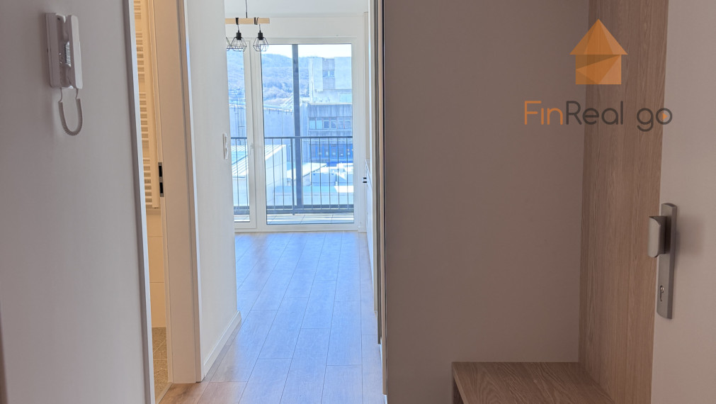 Prenájom - Úplne nový 2i byt s veľkým balkónom a parkovaním