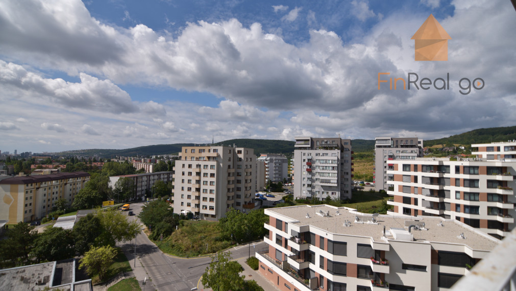 PREDANÉ - 4-izb. byt v žiadanej lokalite s priestrannou loggiou a krásnym výhľadom na Kadnárovej ulici, RAČA