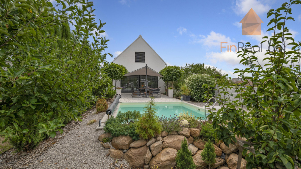 Predaj - 4-izb. rodinný dom v Jablonovom s jedinečným dizajnom a charizmatickou záhradou