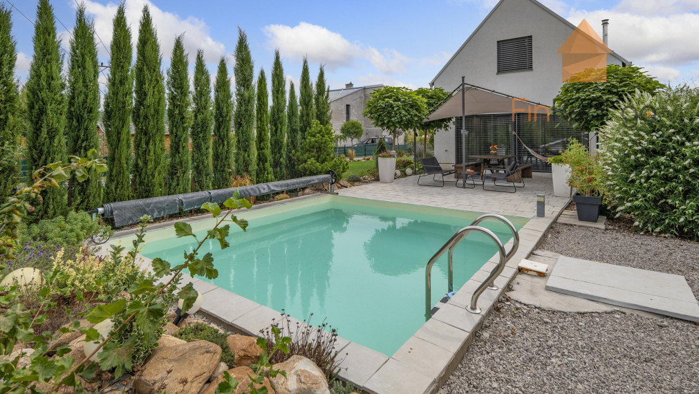 Predaj - 4-izb. rodinný dom v Jablonovom s jedinečným dizajnom a charizmatickou záhradou