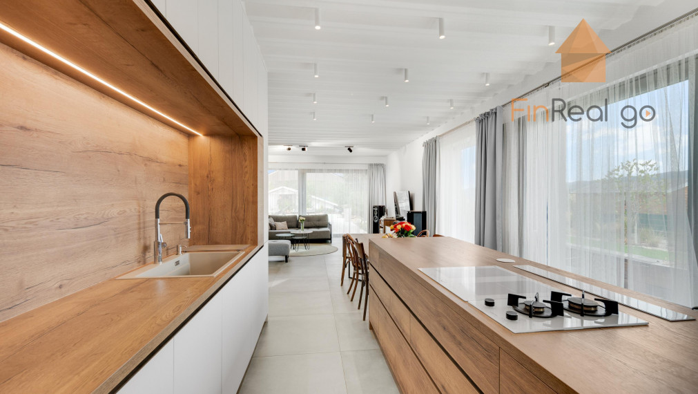 Predaj - 4-izb. rodinný dom v Jablonovom s jedinečným dizajnom a charizmatickou záhradou