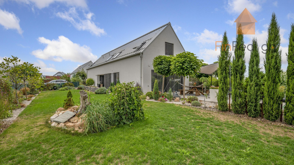 Predaj - 4-izb. rodinný dom v Jablonovom s jedinečným dizajnom a charizmatickou záhradou