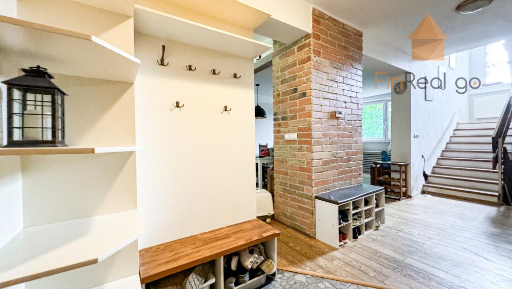 Predáme zariadený 7,5izbový rodinný dom v tichej časti Rače