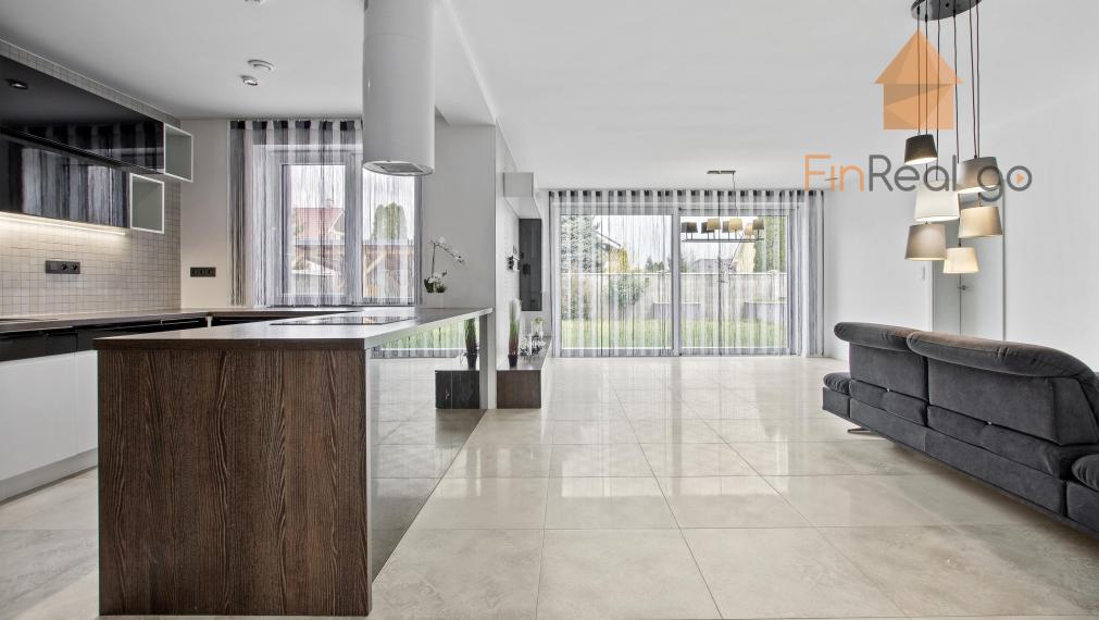 Na prenájom moderne zariadená 5-izbová rodinná vila s veľkorysým pozemkom v Galante