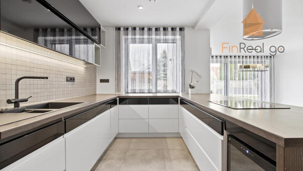 Na prenájom moderne zariadená 5-izbová rodinná vila s veľkorysým pozemkom v Galante