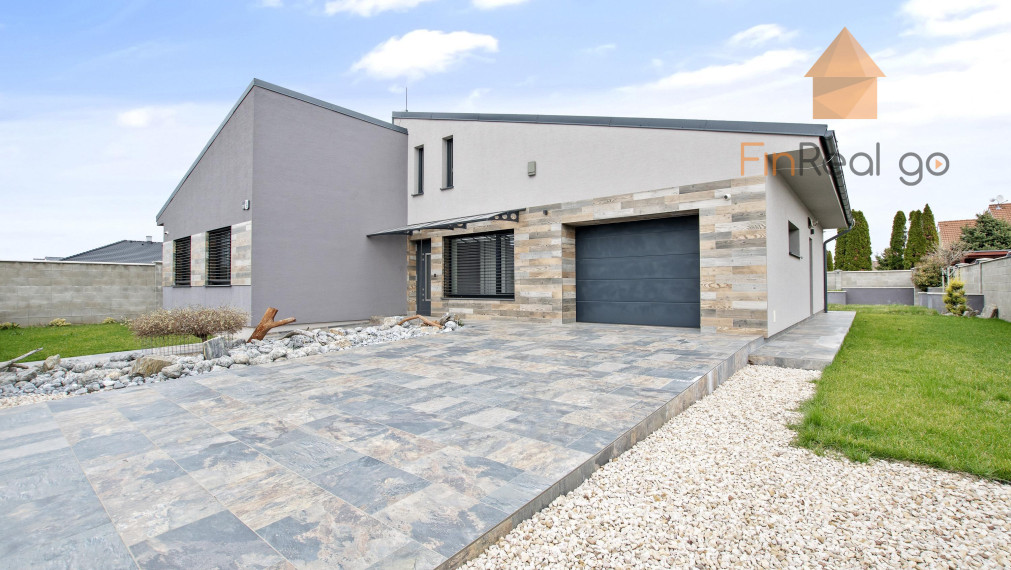 Na prenájom moderne zariadená 5-izbová rodinná vila s veľkorysým pozemkom v Galante