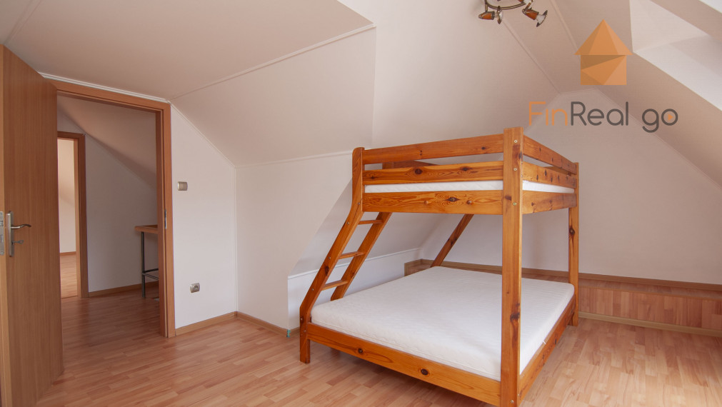 Predaj 7-izb. dom s bazénom na pozemku 561m2, Malé Leváre