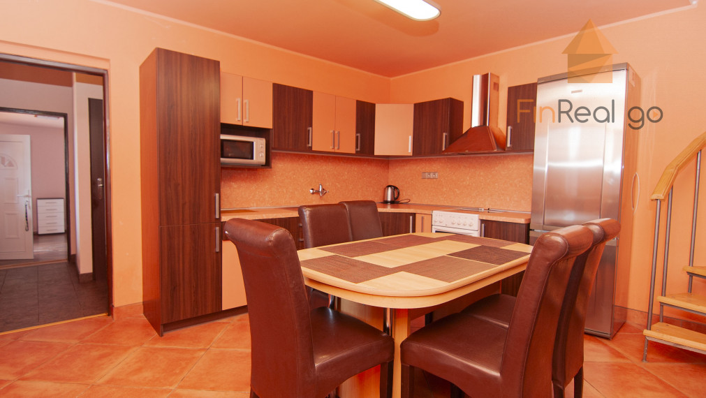 Predaj 7-izb. dom s bazénom na pozemku 561m2, Malé Leváre