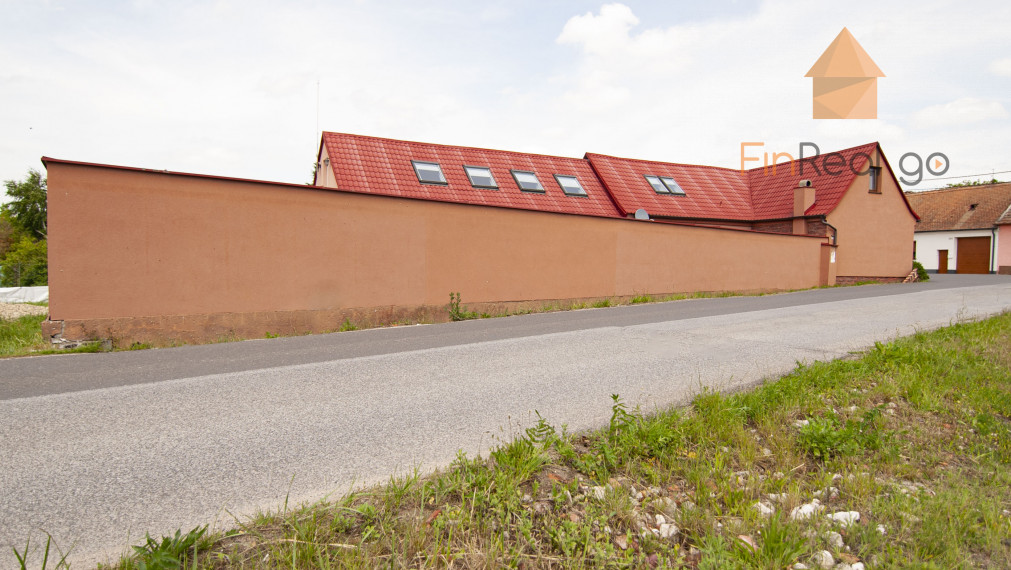 Predaj 7-izb. dom s bazénom na pozemku 561m2, Malé Leváre