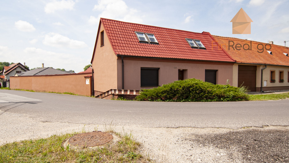 Predaj 7-izb. dom s bazénom na pozemku 561m2, Malé Leváre