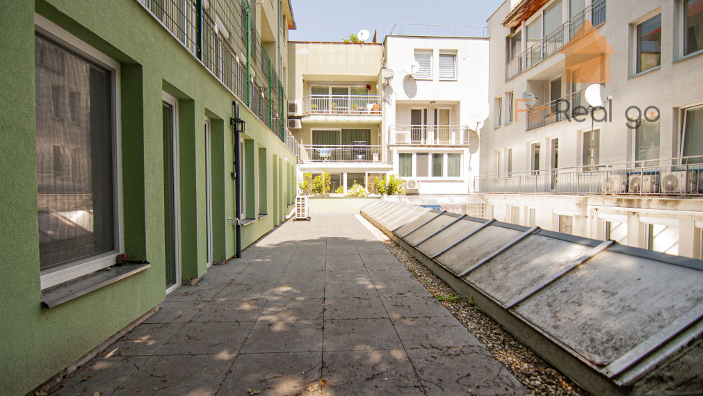 Prenájom 4-izb.byt 127m2 s terasou 53m2, Zámocká ul.-Staré Mesto,BAI