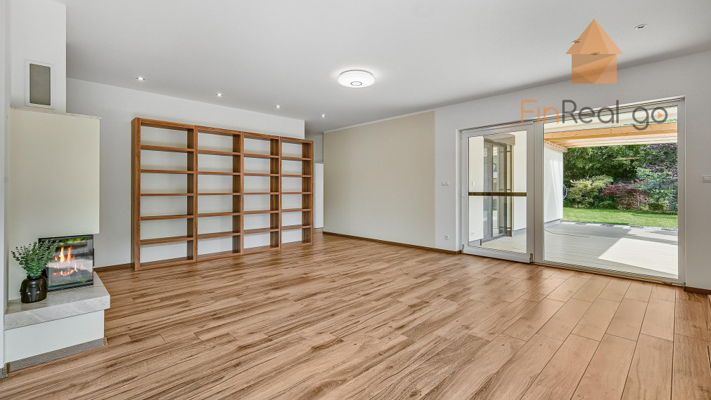 REZERVOVANÉ - RD bungalov Rovinka 170m2, dvojgaráž, 715m2 pozemok, krásne upravená záhrada, záhradný domček