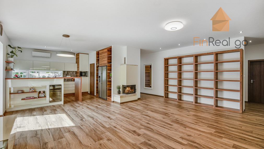 REZERVOVANÉ - RD bungalov Rovinka 170m2, dvojgaráž, 715m2 pozemok, krásne upravená záhrada, záhradný domček