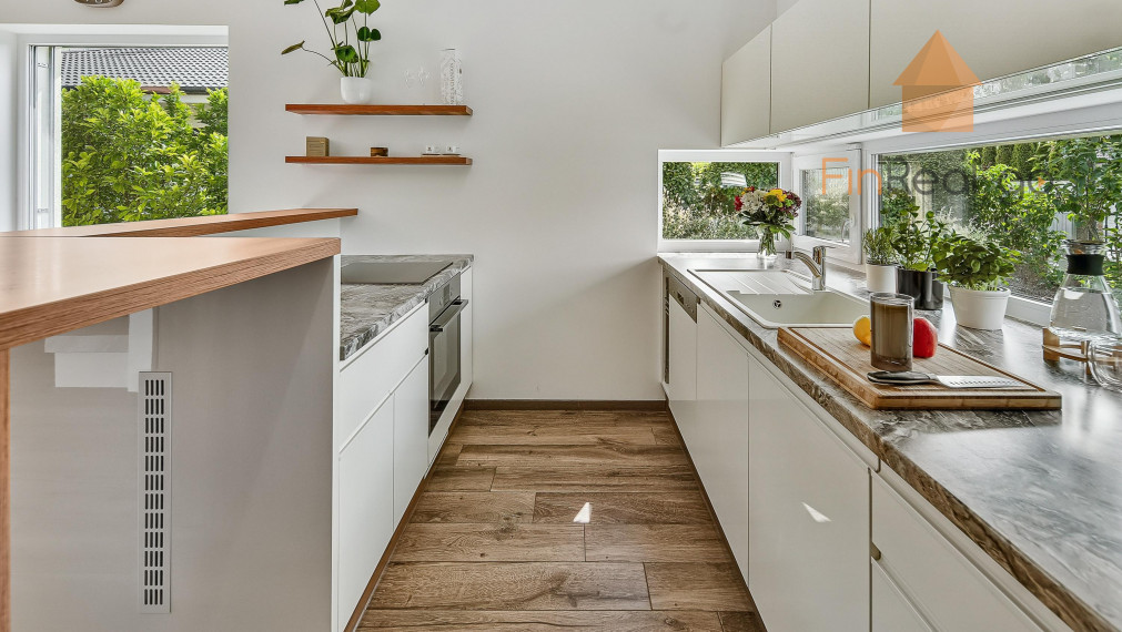 REZERVOVANÉ - RD bungalov Rovinka 170m2, dvojgaráž, 715m2 pozemok, krásne upravená záhrada, záhradný domček