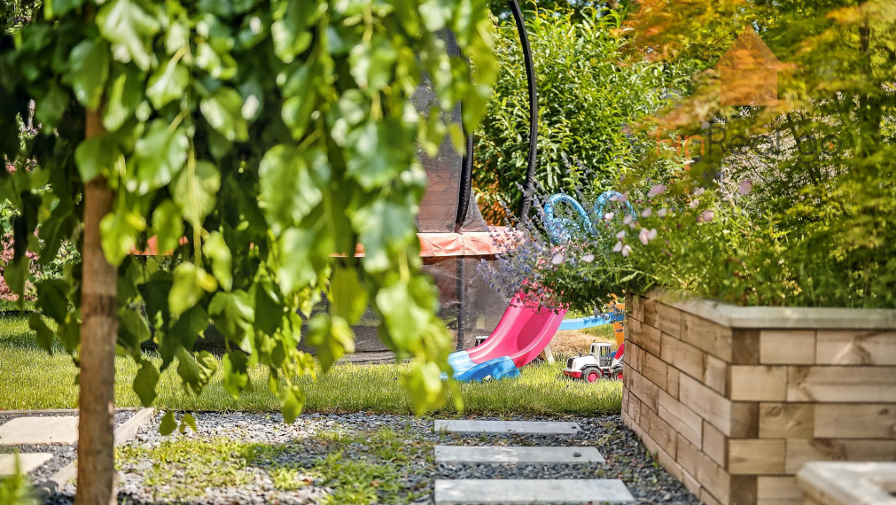 REZERVOVANÉ - RD bungalov Rovinka 170m2, dvojgaráž, 715m2 pozemok, krásne upravená záhrada, záhradný domček