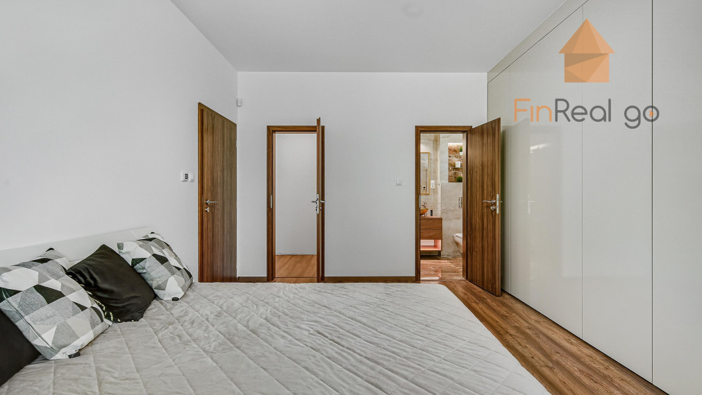 REZERVOVANÉ - RD bungalov Rovinka 170m2, dvojgaráž, 715m2 pozemok, krásne upravená záhrada, záhradný domček