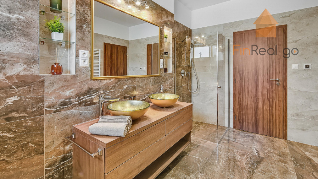 REZERVOVANÉ - RD bungalov Rovinka 170m2, dvojgaráž, 715m2 pozemok, krásne upravená záhrada, záhradný domček