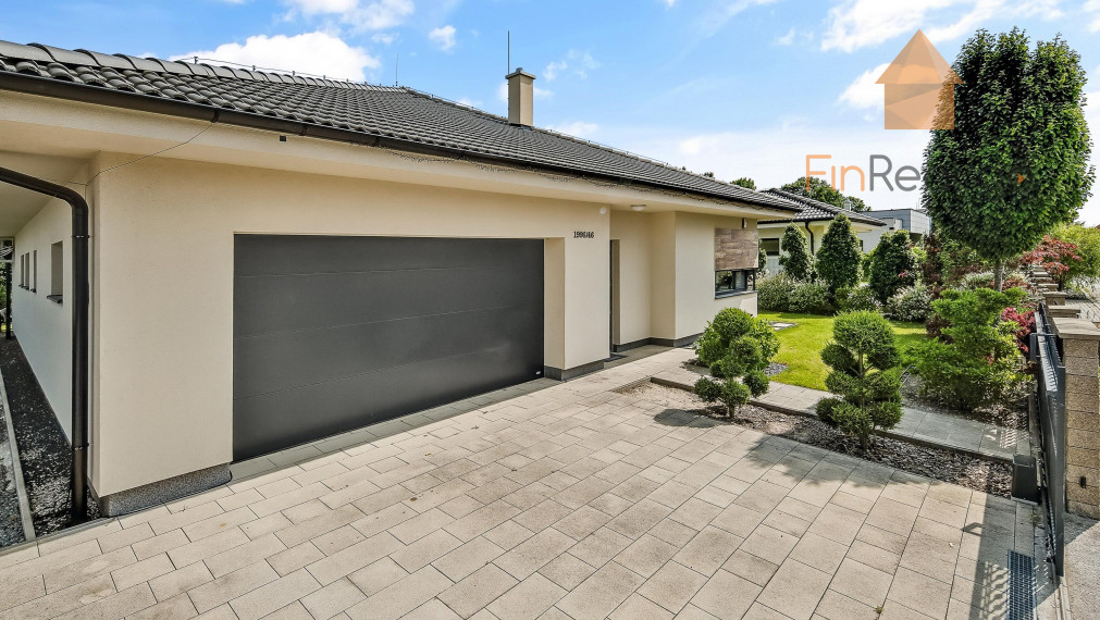 REZERVOVANÉ - RD bungalov Rovinka 170m2, dvojgaráž, 715m2 pozemok, krásne upravená záhrada, záhradný domček