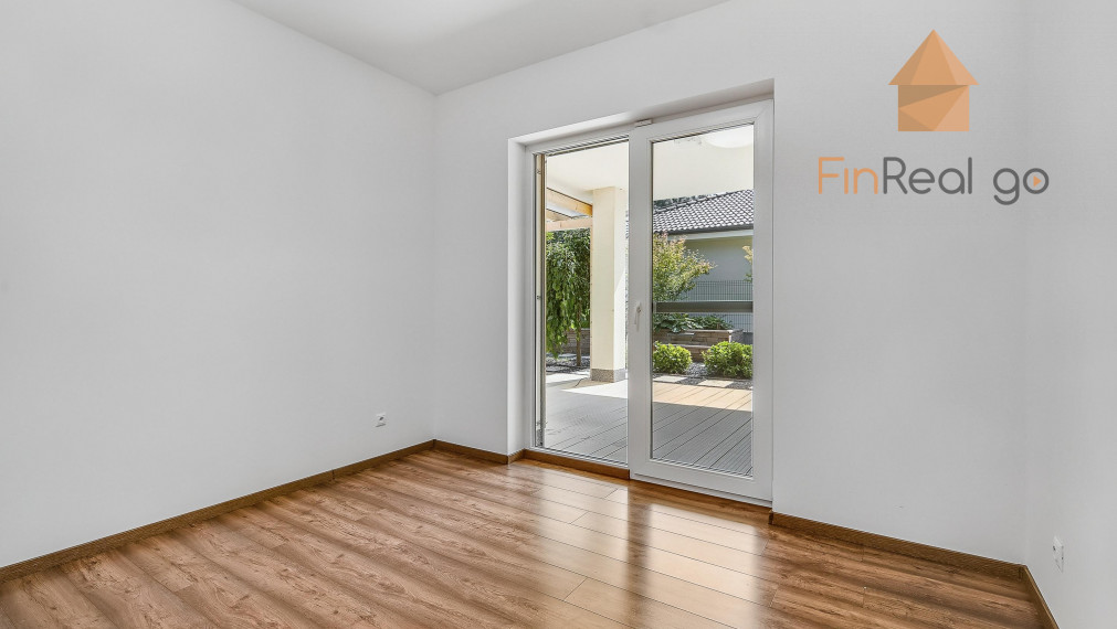 REZERVOVANÉ - RD bungalov Rovinka 170m2, dvojgaráž, 715m2 pozemok, krásne upravená záhrada, záhradný domček