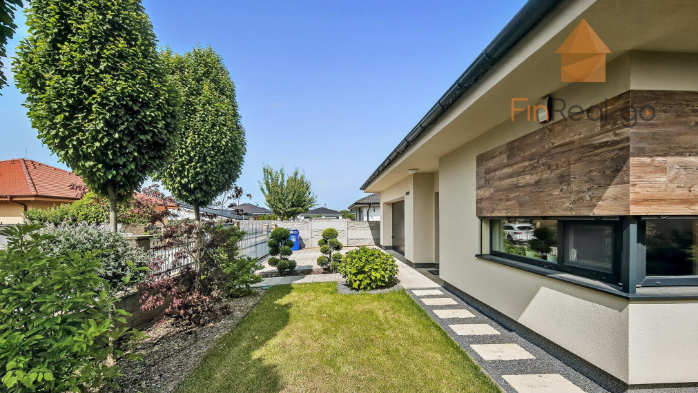 REZERVOVANÉ - RD bungalov Rovinka 170m2, dvojgaráž, 715m2 pozemok, krásne upravená záhrada, záhradný domček