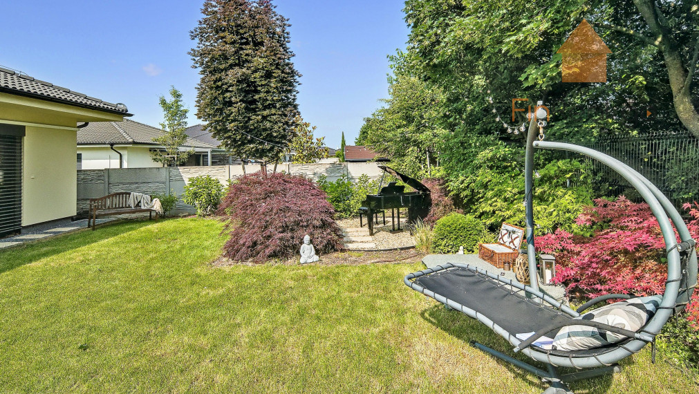 REZERVOVANÉ - RD bungalov Rovinka 170m2, dvojgaráž, 715m2 pozemok, krásne upravená záhrada, záhradný domček