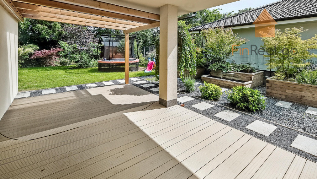 REZERVOVANÉ - RD bungalov Rovinka 170m2, dvojgaráž, 715m2 pozemok, krásne upravená záhrada, záhradný domček