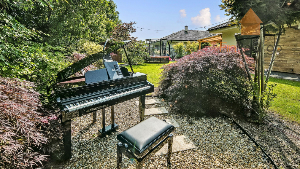 REZERVOVANÉ - RD bungalov Rovinka 170m2, dvojgaráž, 715m2 pozemok, krásne upravená záhrada, záhradný domček