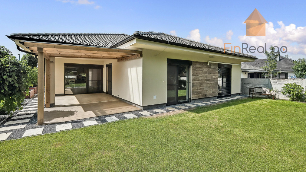 REZERVOVANÉ - RD bungalov Rovinka 170m2, dvojgaráž, 715m2 pozemok, krásne upravená záhrada, záhradný domček