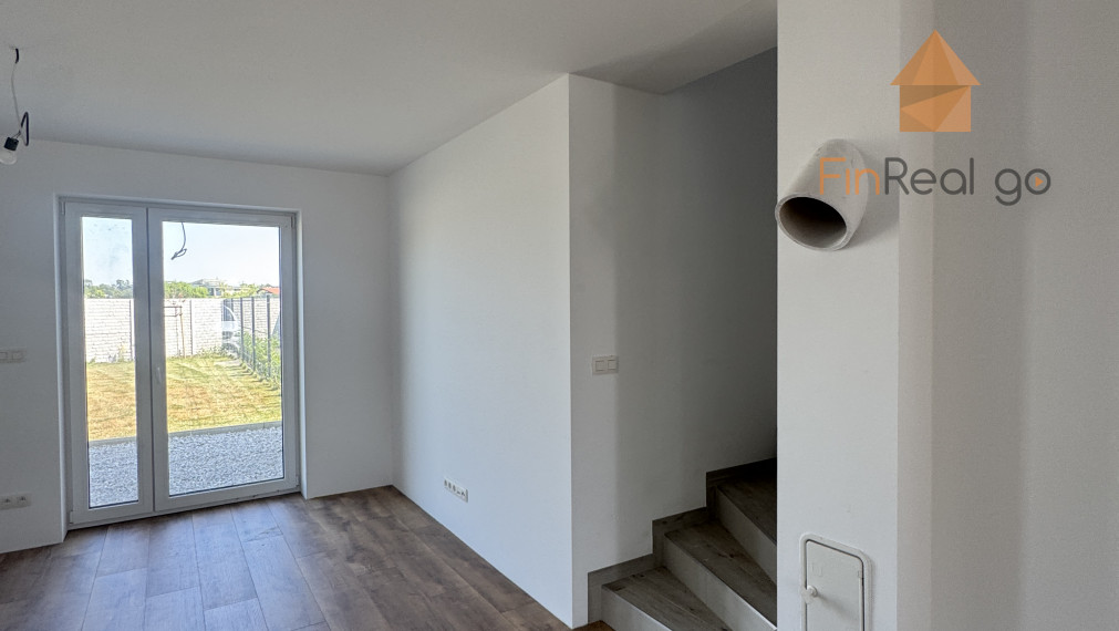 Predaj - skolaudovaná novostavba RD s 2 bytovými jednotkami, 102m2 úžitková plocha, 381m2 pozemok, Hrubá Borša