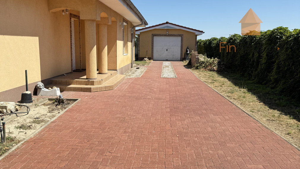 FINREALGO - NA PREDAJ - 3i Rodinný Dom v Trhová  Hradská so záhradou - 20 ročná stavba v tichej ulici