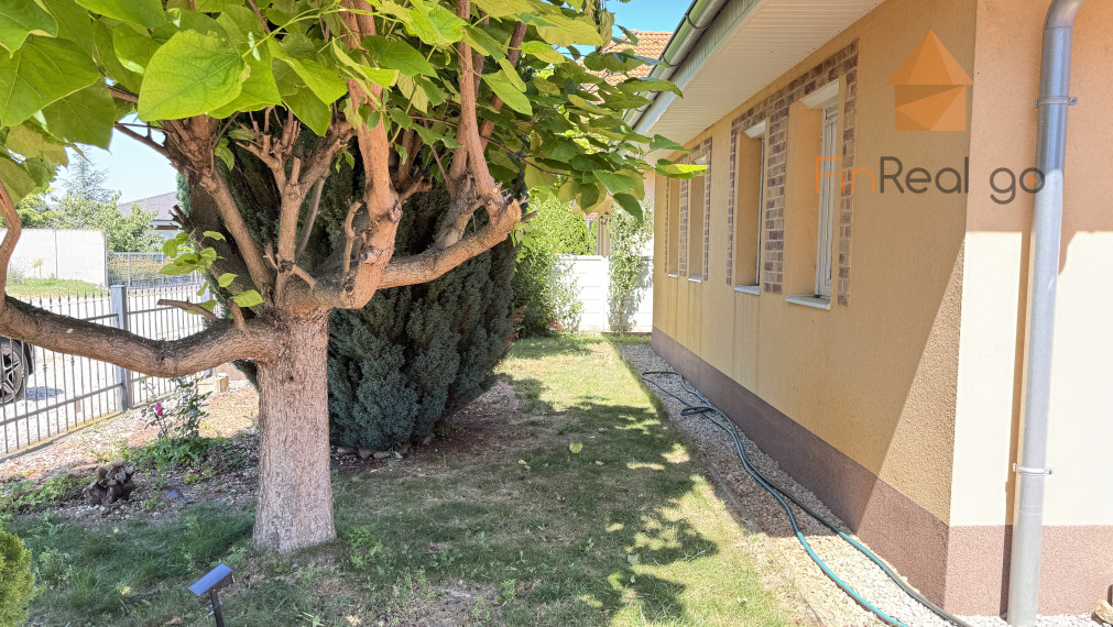 FINREALGO - NA PREDAJ - 3i Rodinný Dom v Trhová  Hradská so záhradou - 20 ročná stavba v tichej ulici