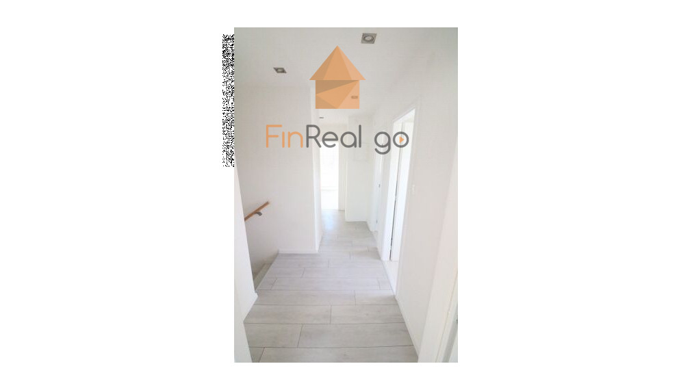 Predaj atypický priestranný byt s predzáhradkou a parkovacím miestom, Devínska Nová Ves