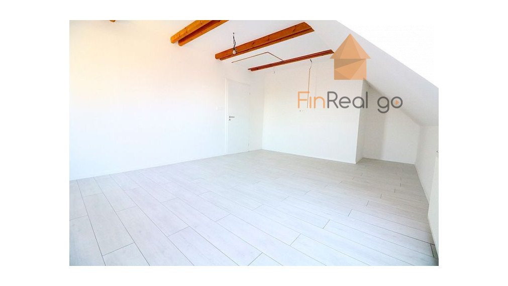 Predaj atypický priestranný byt s predzáhradkou a parkovacím miestom, Devínska Nová Ves