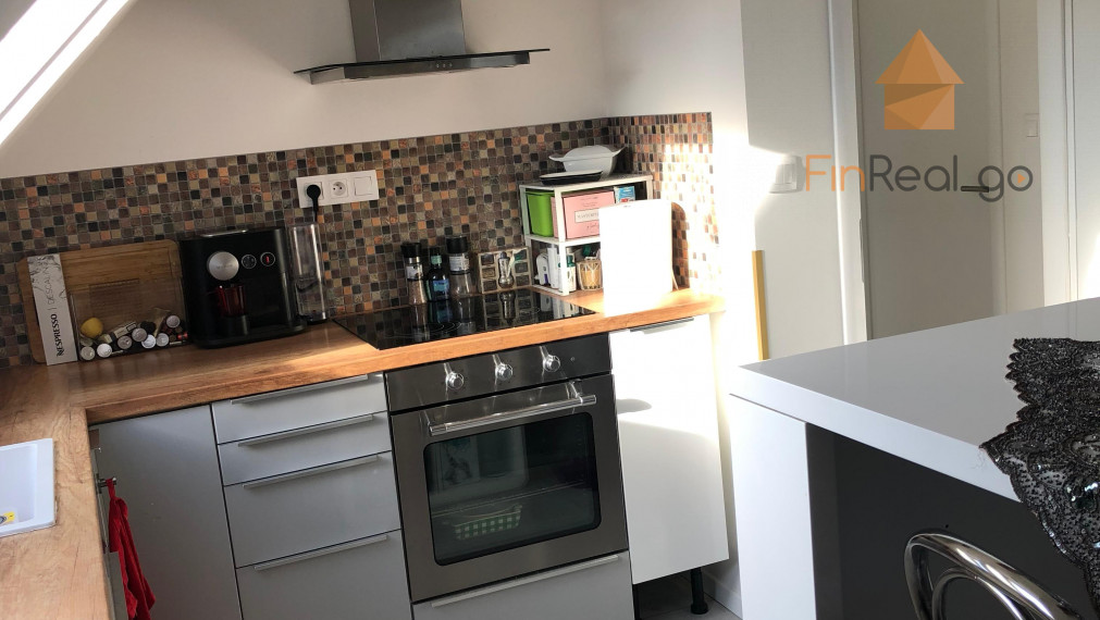 Predaj atypický priestranný byt s predzáhradkou a parkovacím miestom, Devínska Nová Ves