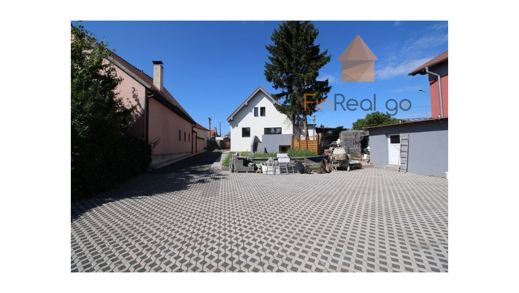 Predaj atypický priestranný byt s predzáhradkou a parkovacím miestom, Devínska Nová Ves