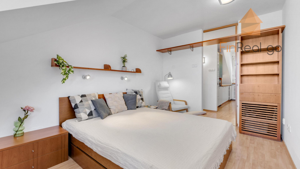 REZERVOVANÉ - podkrovný 3-izbový byt na Nivách, Súťažná