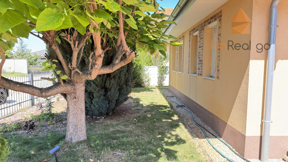 FINREALGO Znížená cena - NA PREDAJ - 3i Rodinný Dom v Trhová  Hradská so záhradou - 20 ročná stavba v tichej ulici