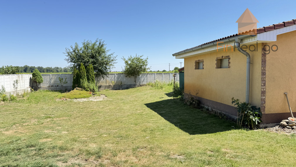 FINREALGO Znížená cena - NA PREDAJ - 3i Rodinný Dom v Trhová  Hradská so záhradou - 20 ročná stavba v tichej ulici