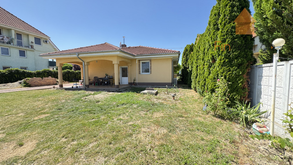 FINREALGO Znížená cena - NA PREDAJ - 3i Rodinný Dom v Trhová  Hradská so záhradou - 20 ročná stavba v tichej ulici