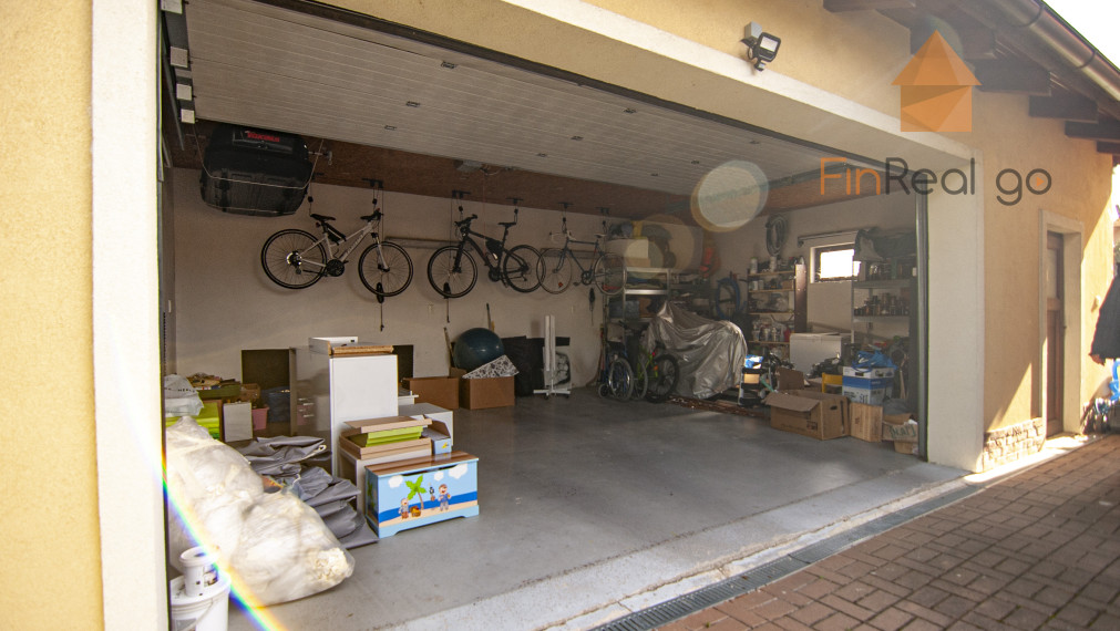 Predaj dom s bazénom, vírivkou, saunou, 792m2 pozemok-Slovenský Grob